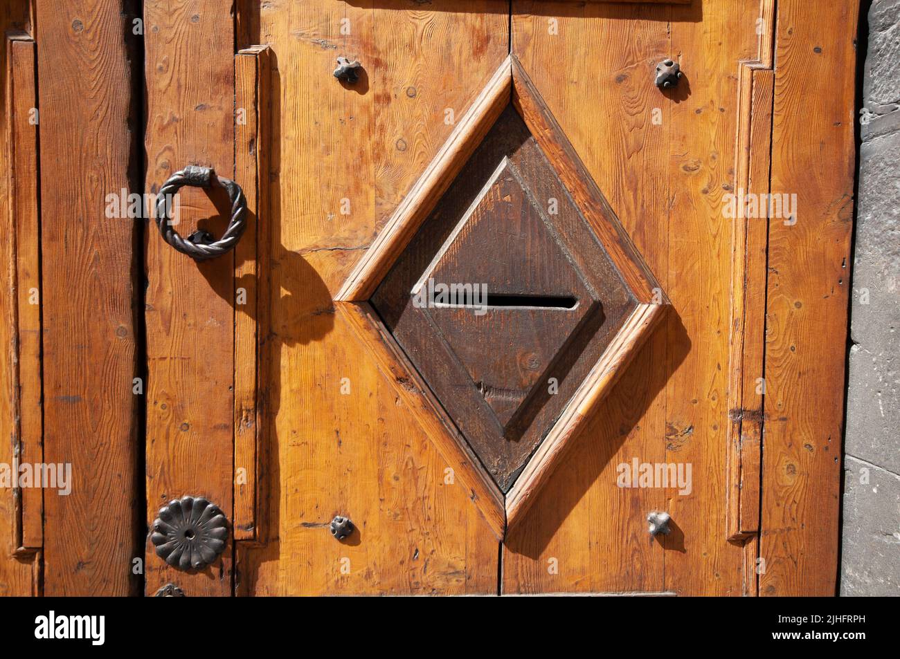Italia, Lombardia, Valtellina, Bormio, primo piano della porta Vecchia con Postbox Foto Stock