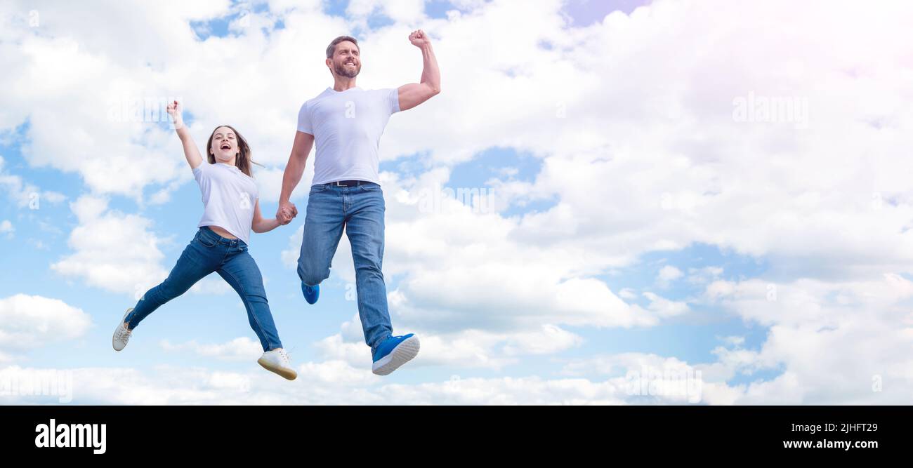 Padre e figlia saltano sul cielo, bandiera con spazio copia. Felice padre e figlia saltano nel cielo. Felicità Foto Stock