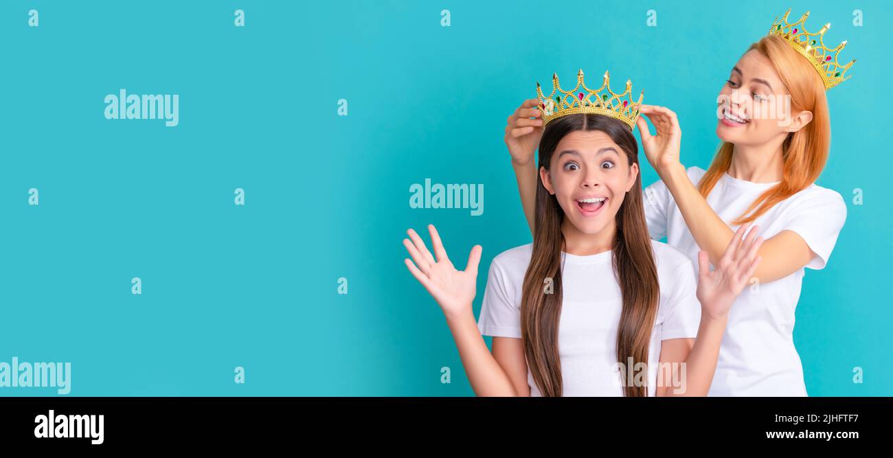 Banner figlio e madre, spazio copia, sfondo isolato. Questa è una felice sorpresa. Sorpresa bambino vincere corona. Felice madre corona figlia Foto Stock