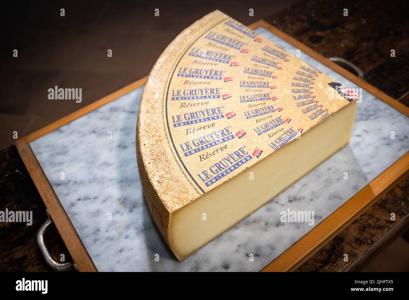 Luglio 11 2022, Lione, Francia : formaggio svizzero : le Gruyère Réserve, famoso formaggio svizzero in una cantina su sfondo marmigiano Foto Stock