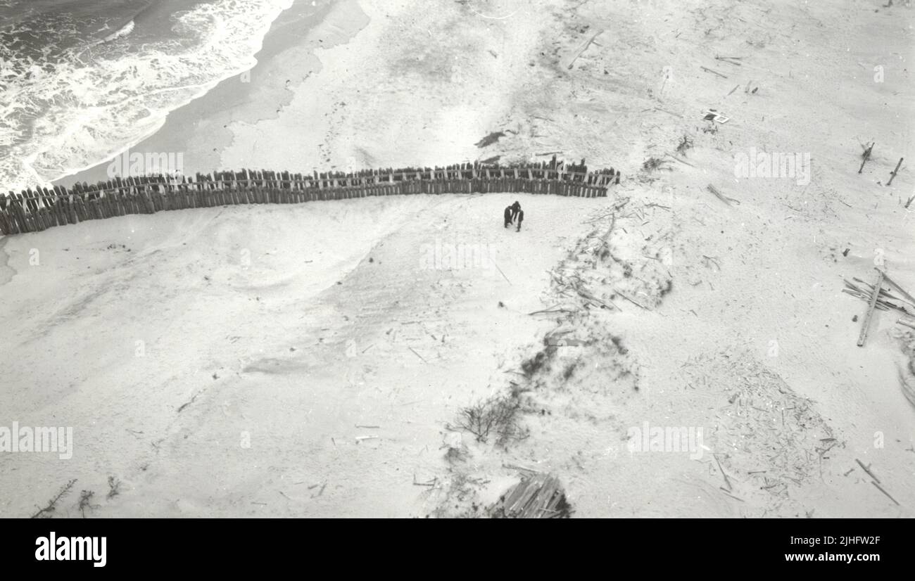 New Jersey - Barnegat. 12:22 PM. Inshore fine Haupt molo est. Preso dal ponte della sala di osservazione della torre. Tempo coperto, vento NNE, marea alluvione, 1 ore prima di H.W. Arresto. F.16-1/50 sec. esposizione. Tre persone nel punto di vista: Sig. Barber, prop. Sunset Hotel; Sig. Bugbee, taxi man, Barnegat; Capt. Dorry, 4th Supt. Sig. Yates, 3D Supt. E 2nd A.K. Applegate di L.S. in piedi da macchina fotografica. Foto Stock