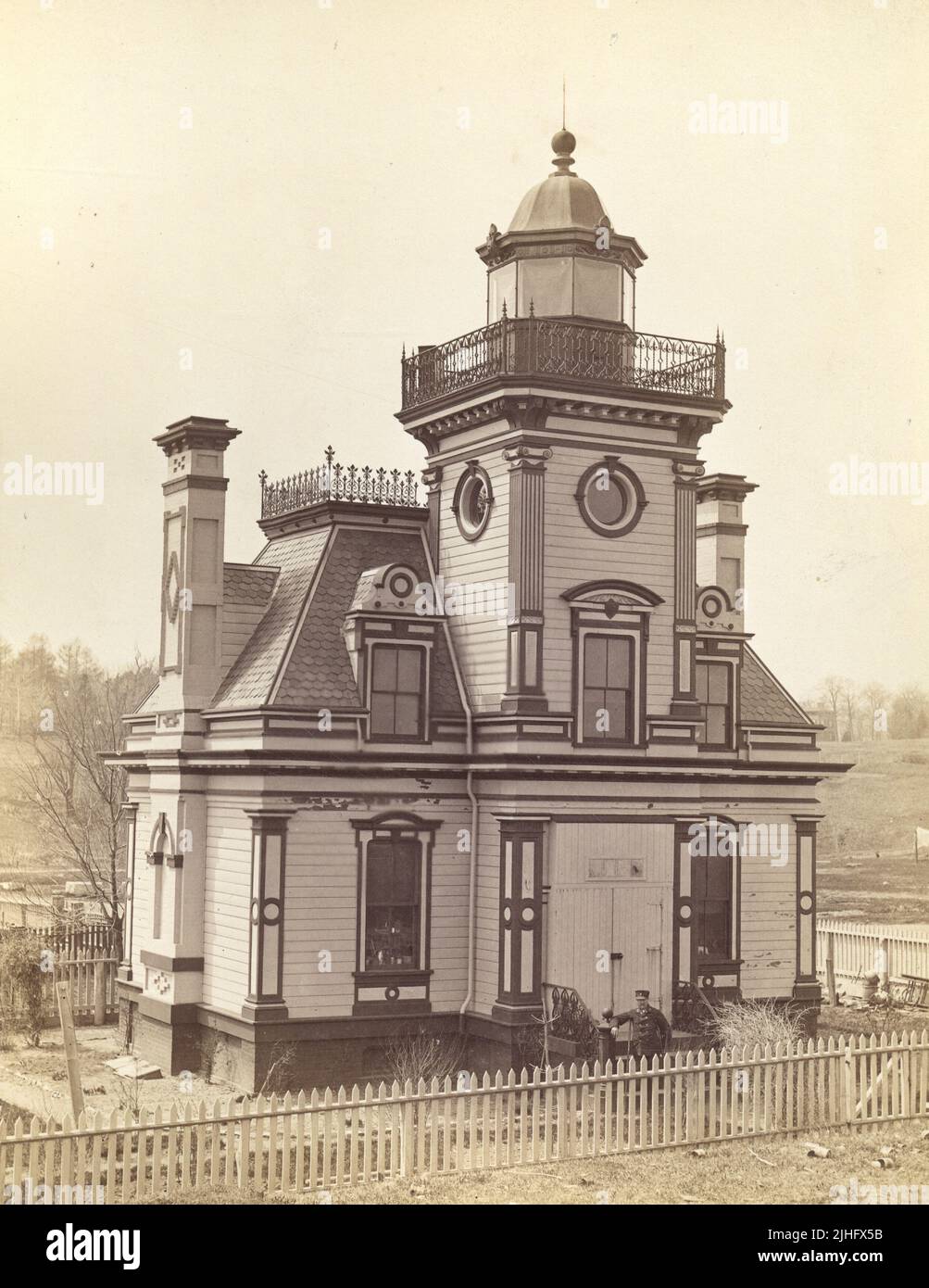 New York - Fort Tompkins. Fort Tompkins Light Station, New York. Spostato e ricostruito senza la lanterna, 1 piani più in alto nel 1903, per K.D. di Fort Wadsworth Light e Fog Signal Station. Foto Stock