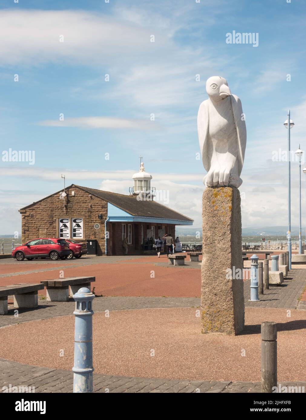 La mitica scultura Bird e il caffè Stone Jetty sul molo di Morecambe a Lancaster, Inghilterra, Regno Unito Foto Stock