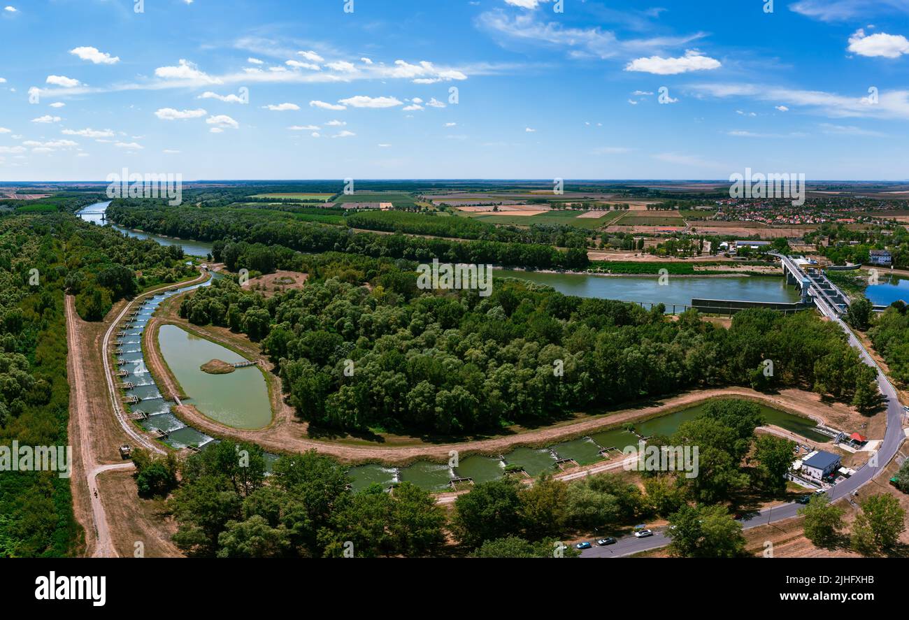 Questo è un fiume umano fatto parte in Kiskore Ungheria. Consentire ai pesci di muoversi liberamente tra il fiume Tisza e il lago Tisza. Il nome ungherese è kiskorei hallepcso. Foto Stock