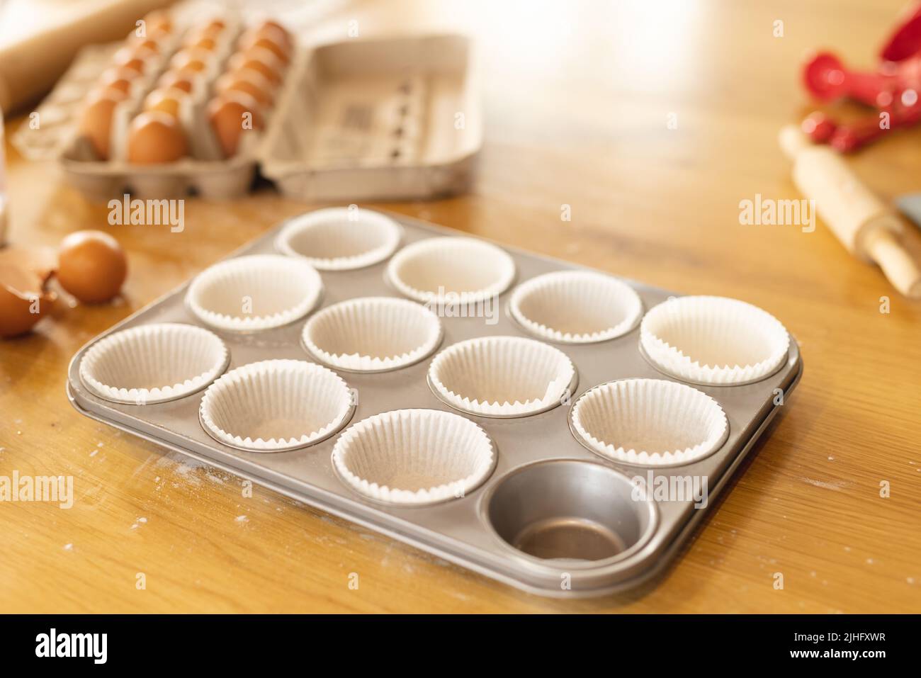 Immagine della teglia da forno preparata per i cupcake giacenti sul tavolo Foto Stock