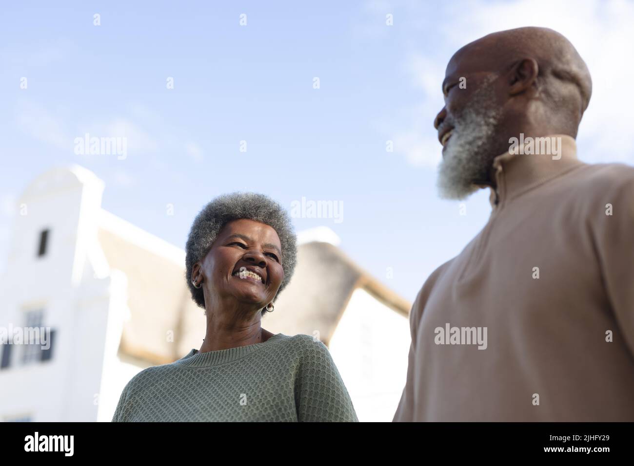 Immagine di una felice coppia di anziani afroamericani in giardino Foto Stock