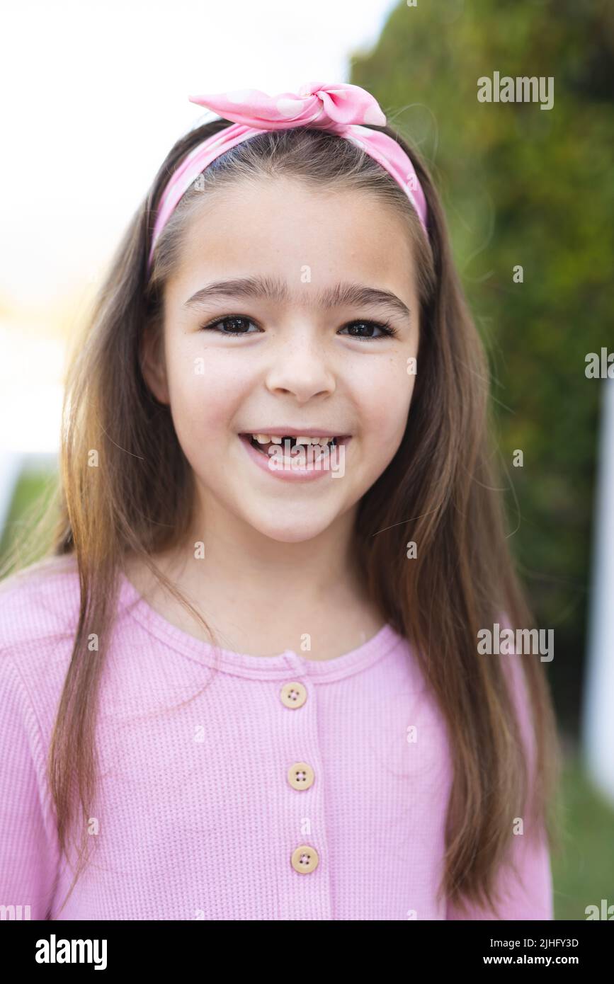 Immagine verticale di felice ragazza caucasica sorridente alla macchina fotografica Foto Stock