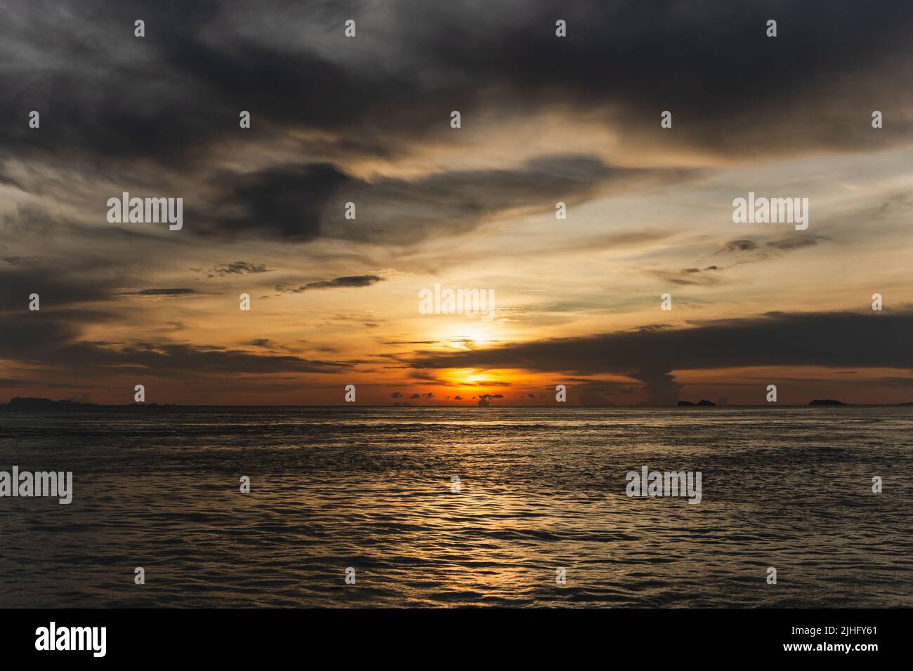 Splendida scena naturale del tramonto sull'oceano. Foto Stock