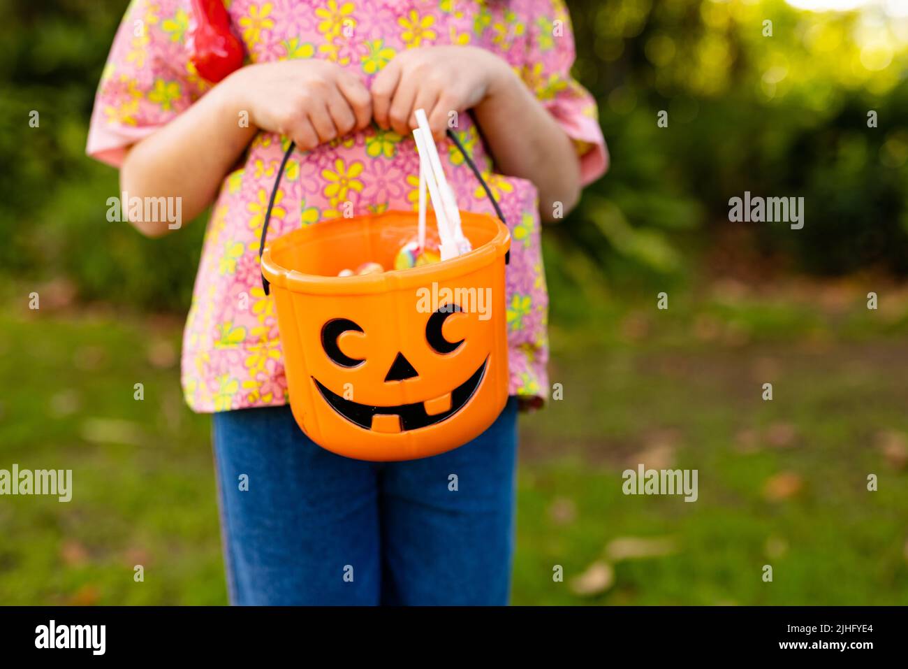 Immagine della sezione media della ragazza caucasica in costume medico nel giardino d'autunno Foto Stock