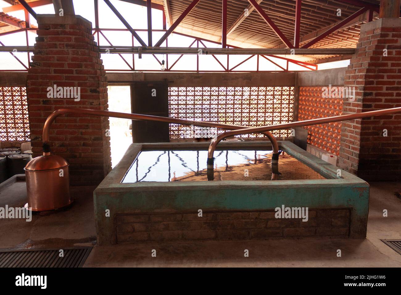 Pentola di rame utilizzata per il processo di distillazione e ottenendo etanolo per ottenere successivamente alcool mezcal in Messico Foto Stock