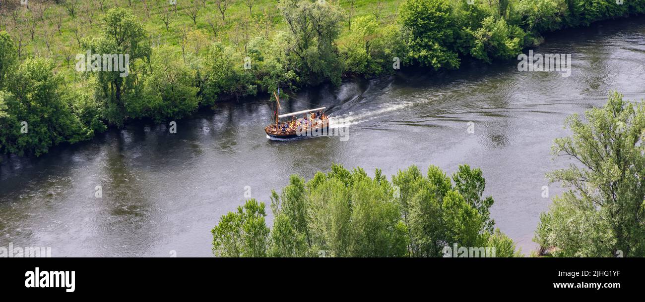 Vezac, Dorforgne, Francia - 2 maggio 2022: Vista aerea sulle tradizionali barche Gabares a fondo piatto lungo il fiume Dordogna in Francia Foto Stock