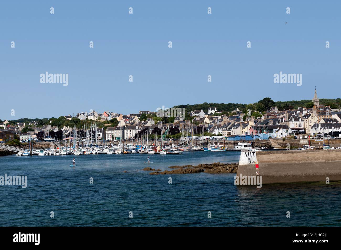 Douarnenez, Francia - Luglio 17 2022: Chiesa di Saint-Joseph de Tréboul che domina il Port de Plaisance. Foto Stock