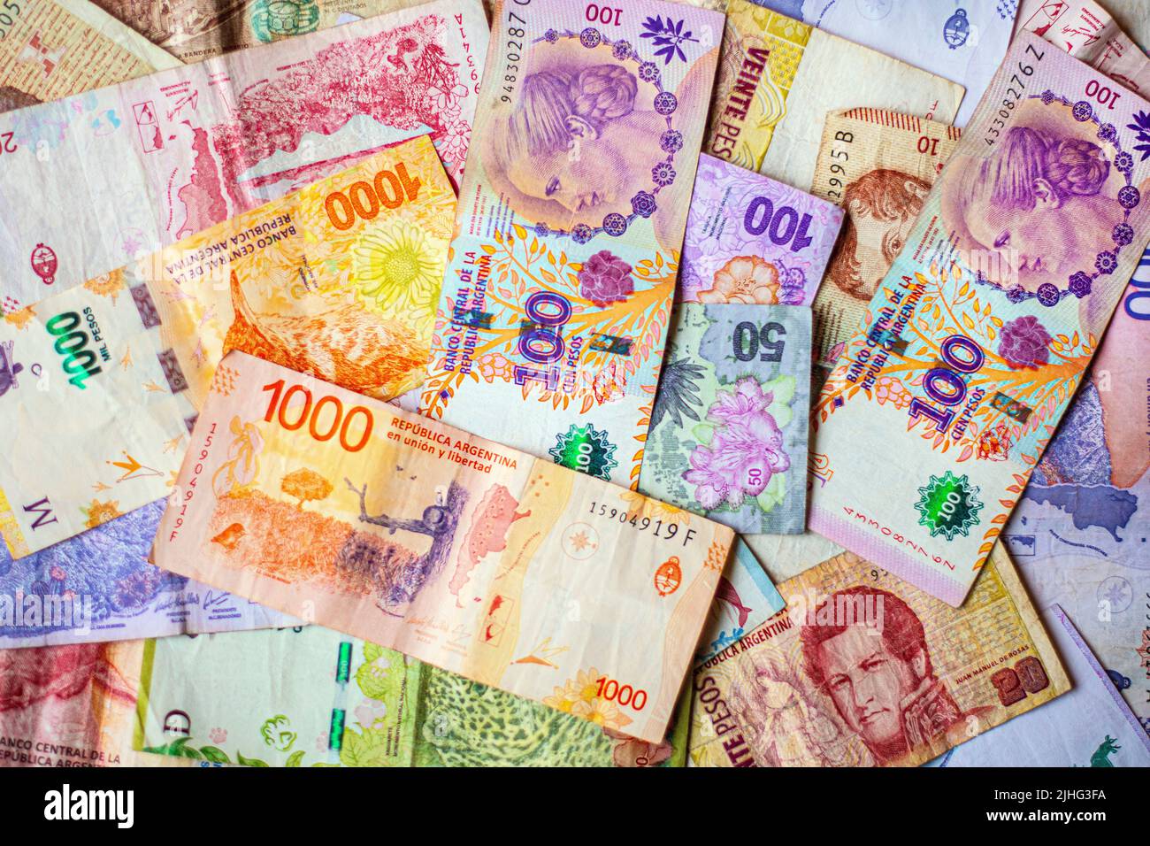 Pesos argentini di valori diversi. Denaro dall'Argentina in contanti. Foto Stock