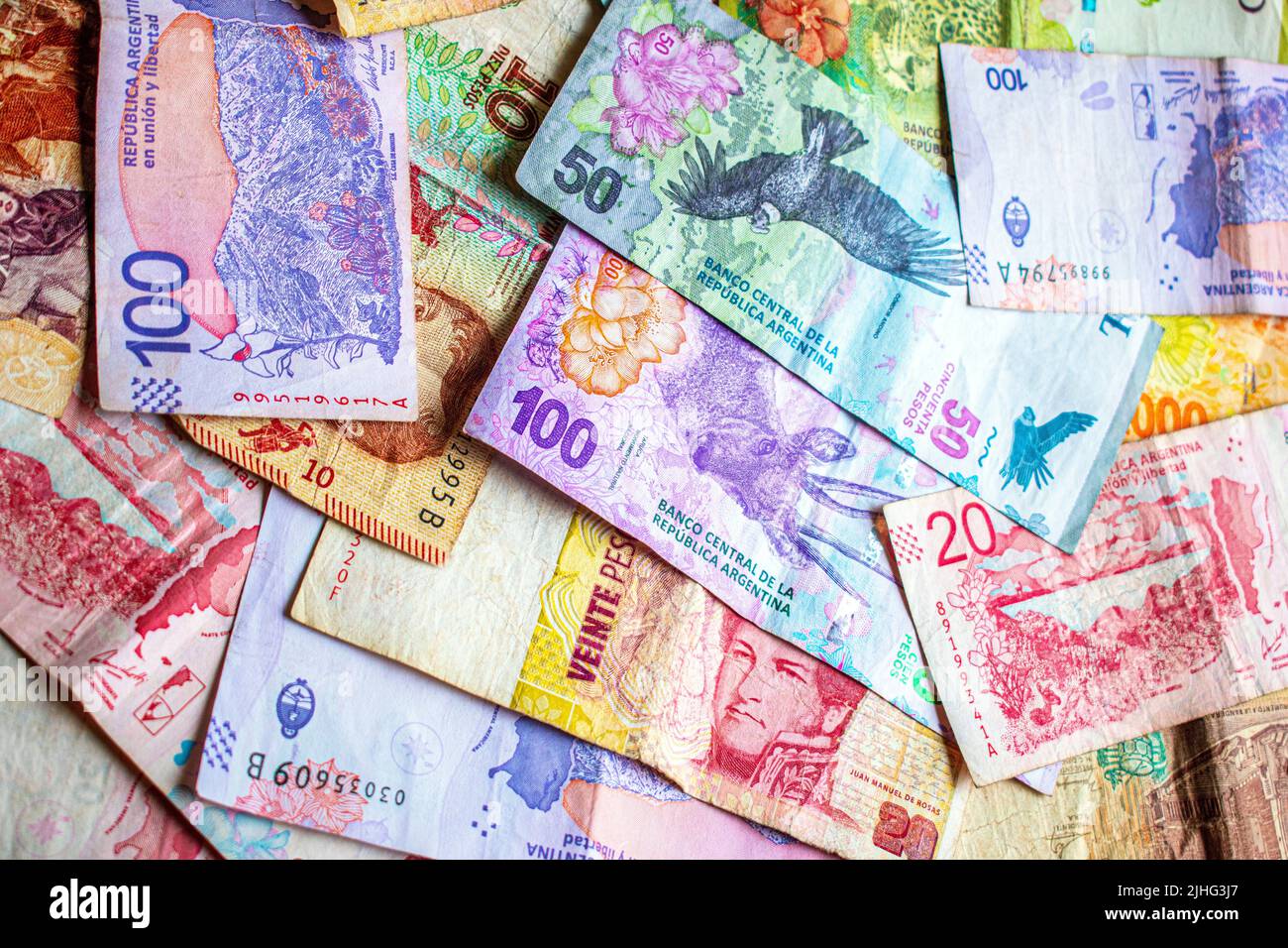 Pesos argentini di valori diversi. Denaro dall'Argentina in contanti. Foto Stock