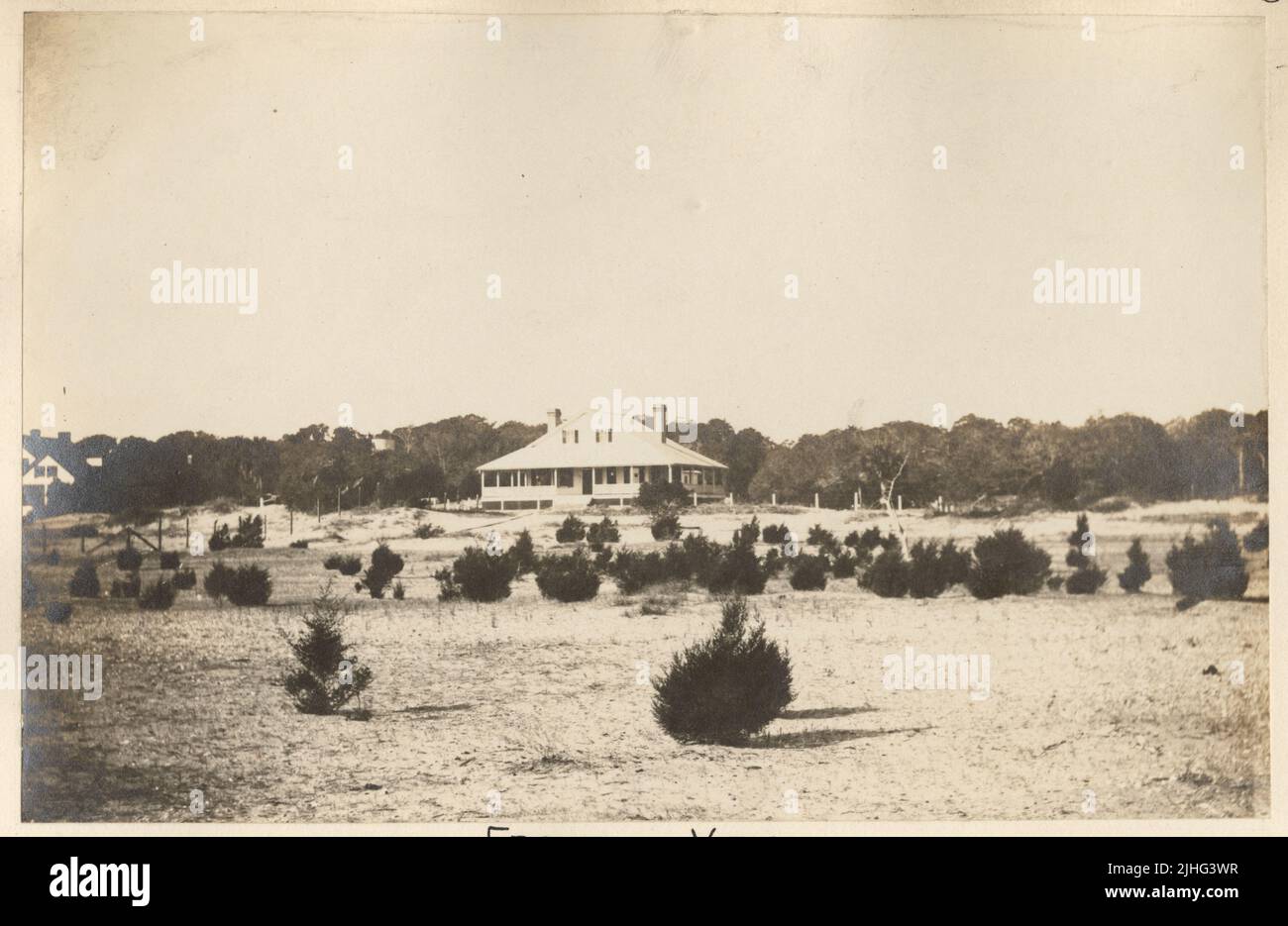 Carolina del Sud - Isola del Sud. South Island Light Station, South Carolina. Abitazione dei custodi, vista posteriore, stazione di ripresa 50 piedi Sud. Costo: $5269,77. Dati: Abitazione riscaldata da caminetti aperti. Cisterna di approvvigionamento di acqua sotto abitazione. Accesa da lampade a olio. Le piastrelle drenano alla piscina di cess. 4 camere 1st piano, cucina indipendente, una camera mansardata. Completato nel 1910. Descrizione: Fondazione-Brick piers su solai in calcestruzzo. Sovrastruttura-telaio in legno-rivestito con una nuova struttura laterale. Soffitto interno-amianto tetto in ghiaia. Foto Stock