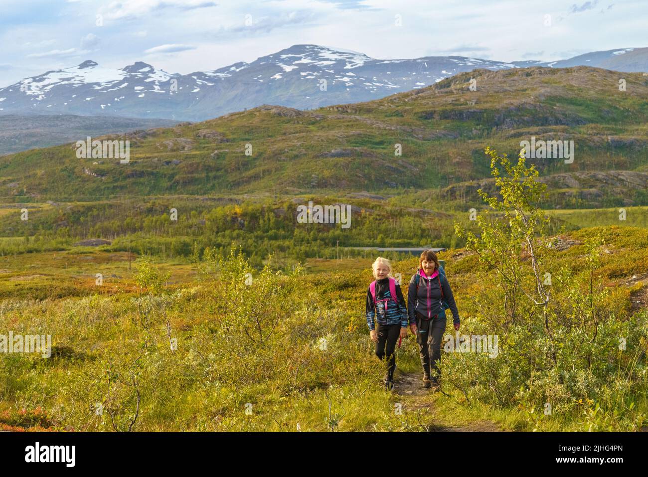 Donna e ragazza escursioni a Rissajaure nella contea di Kiruna, Lapponia svedese, Svezia Foto Stock