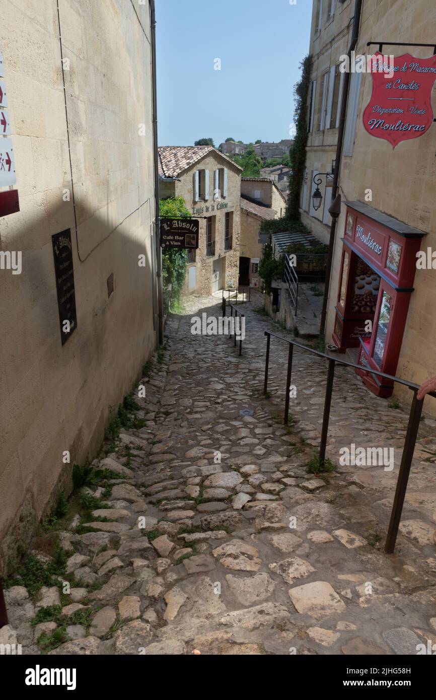 Ripide stradine di ciottoli a Saint Emilion Francia Foto Stock