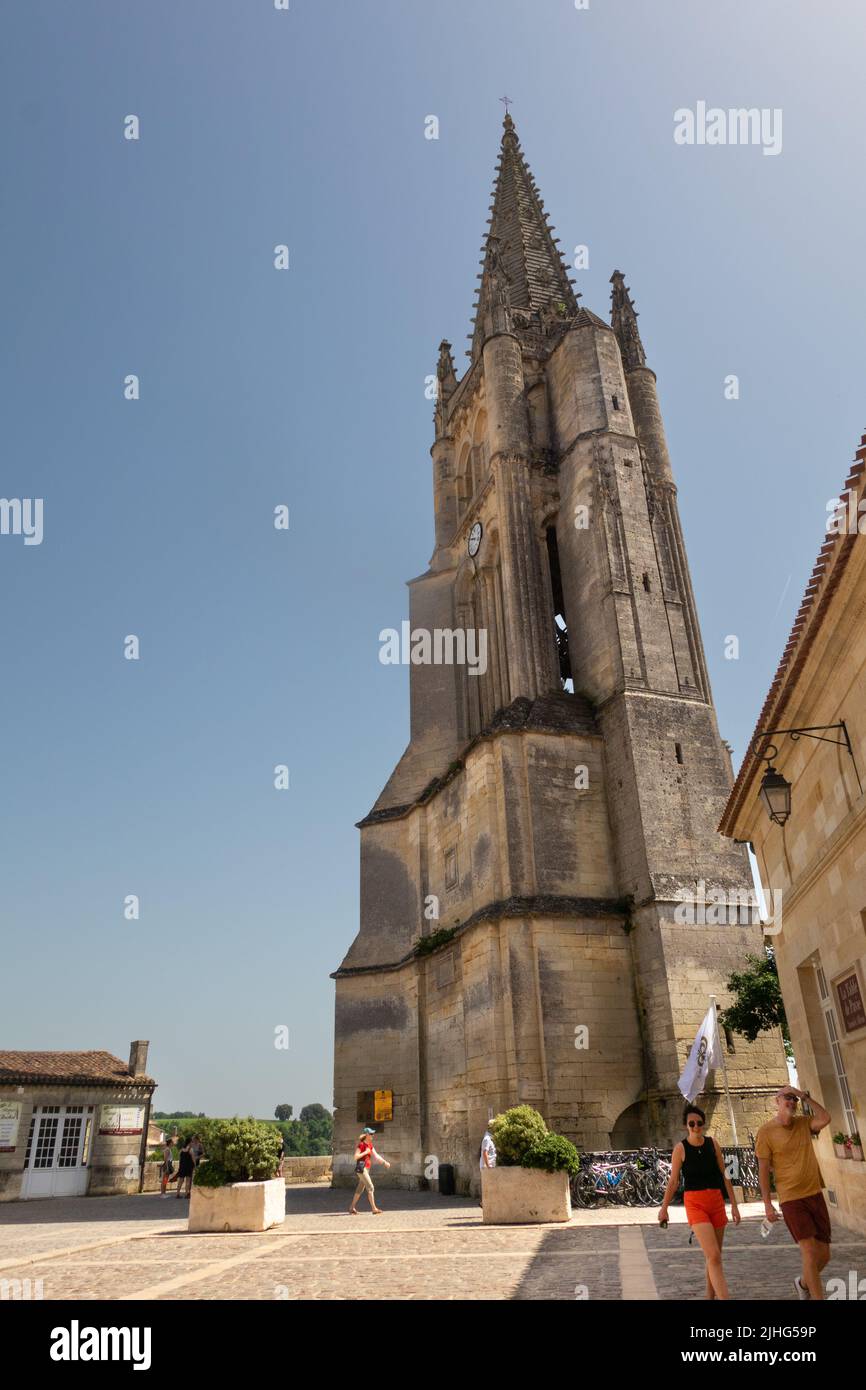 Place du Clocher e la guglia torreggiante di Eglise Momolité a monolité chiesa con un campanile di 68 metri Saint Emilion Francia Foto Stock