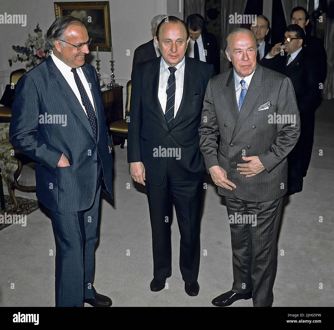 WASHINGTON DC - 21 OTTOBRE 1986L-R Cancelliere tedesco occidentale Helmut Kohl, ministro degli Esteri tedesco Hans-Dietrich Genscher, Segretario di Stato degli Stati Uniti George Shultz posa per una foto di gruppo durante un ricevimento a pranzo ospitato da Shultz nella sala Benjamin Franklin al 7th° piano del Dipartimento di Stato. Credito: Mark Reinstein/MediaPunch Foto Stock