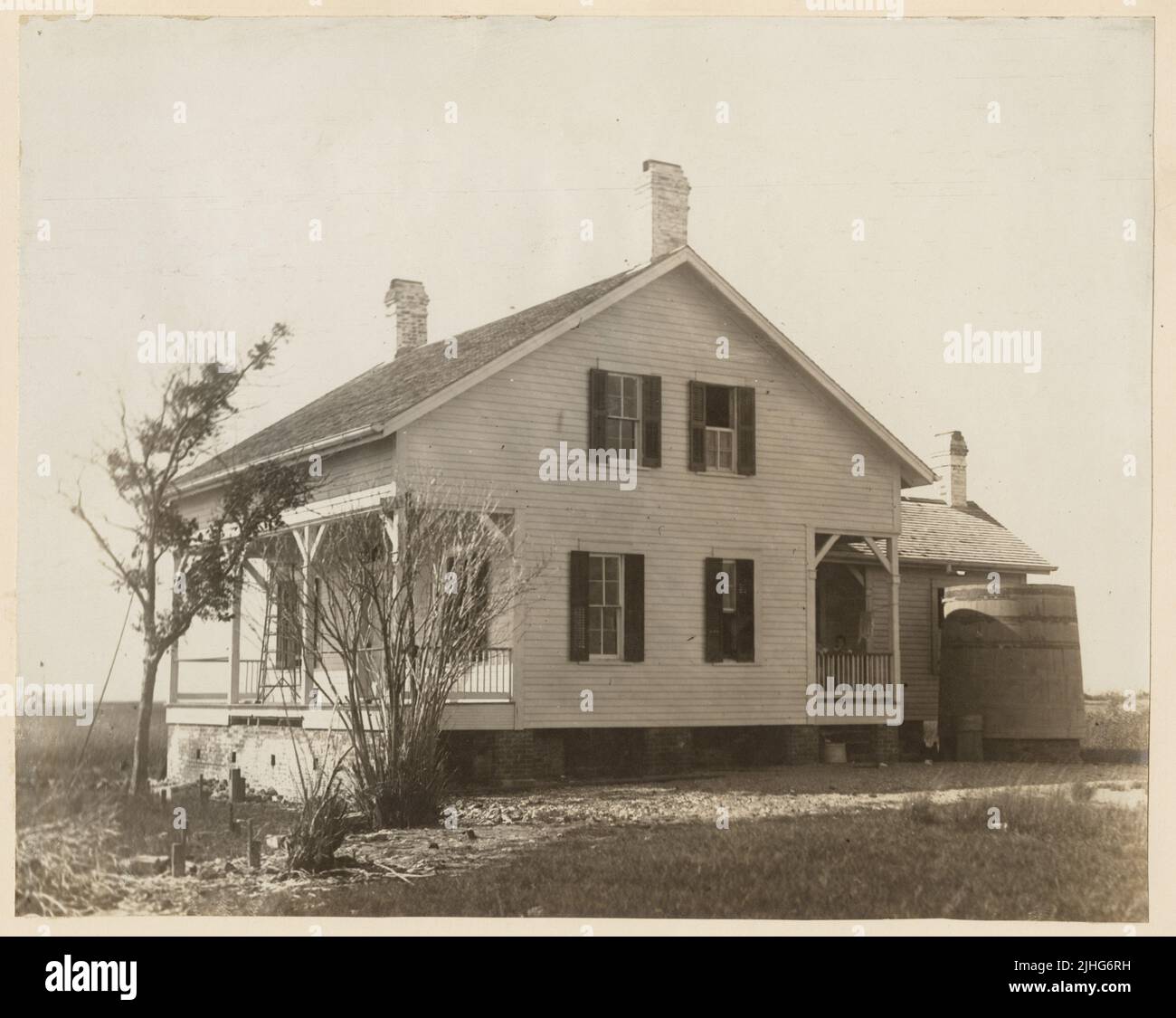 Mississippi - East Pascagoula River. East Pascagoula River Light Station, Mississippi. Abitazione, 31 ft. Per 32 ft. 6 pollici, con cucina annessa 14 piedi per 12 piedi. Stazione di ripresa 80 piedi NE. Gradini anteriori portati via dalla tempesta. Struttura in legno che dimora su pianali in mattoni (senza cantina), tetto in ghiaia. Tre camere e hall al primo piano, due camere e hall al secondo piano. Camini per riscaldamento stufe; lampade ad olio per illuminazione; acqua di cisterna dal tetto, senza fognatura. Completato a luglio 1909. Costo effettivo $3918,68. Foto Stock
