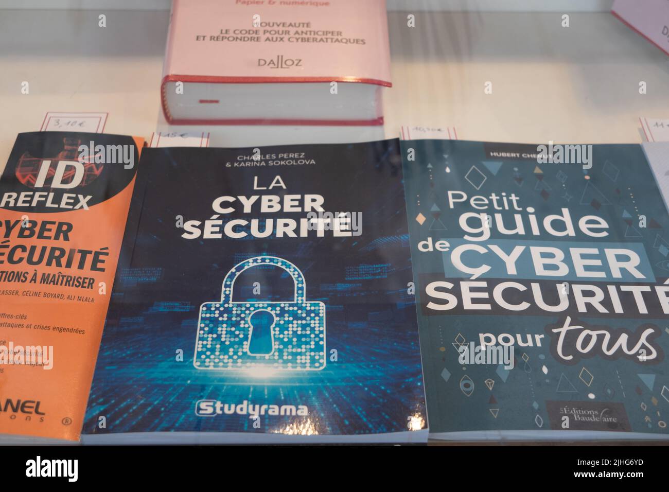 Libri di testo francesi sulla sicurezza informatica esposti Parigi Francia Foto Stock