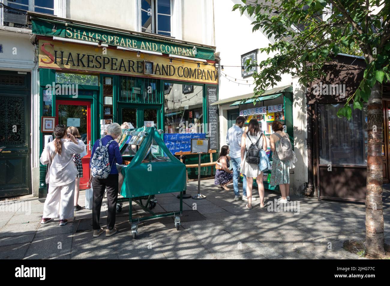 Shakespeare and Company un'iconica libreria in lingua inglese sulla riva sinistra di Parigi, Francia Foto Stock