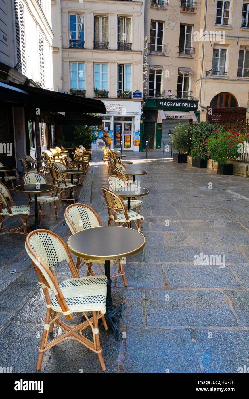 Scena stradale con tavoli e sedie vuoti in Rue Saint Sevrein Parigi Francia Foto Stock