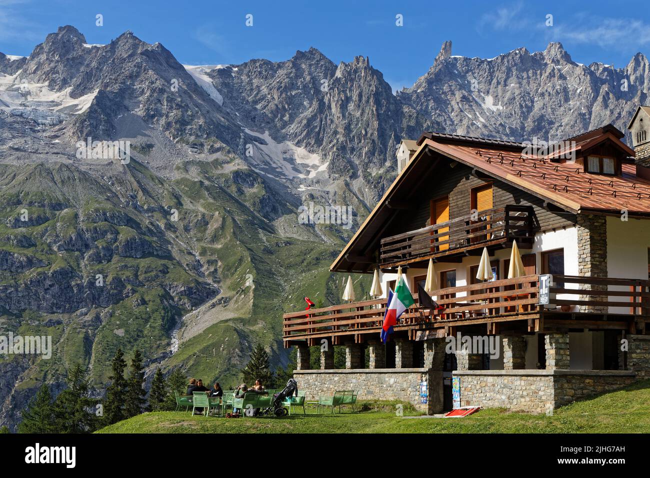 COURTMAYEUR, ITALIA, 9 luglio 2022 : uno splendido rifugio sorge sotto le cime del Monte Bianco. Foto Stock