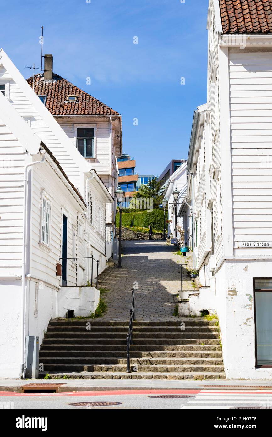 Tradizionali case bianche in legno su Nedre Strandgate e Klausgata. Stavanger, Norvegia Foto Stock