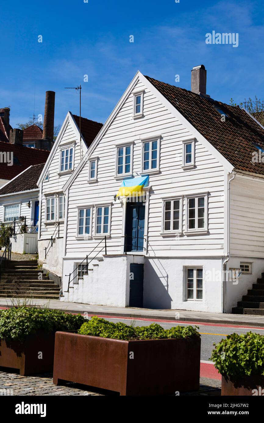 Tradizionale bandiera di volo bianca, casa di legno a sostegno dell'Ucraina, su Nedre Strandgate, Stavanger, Norvegia Foto Stock