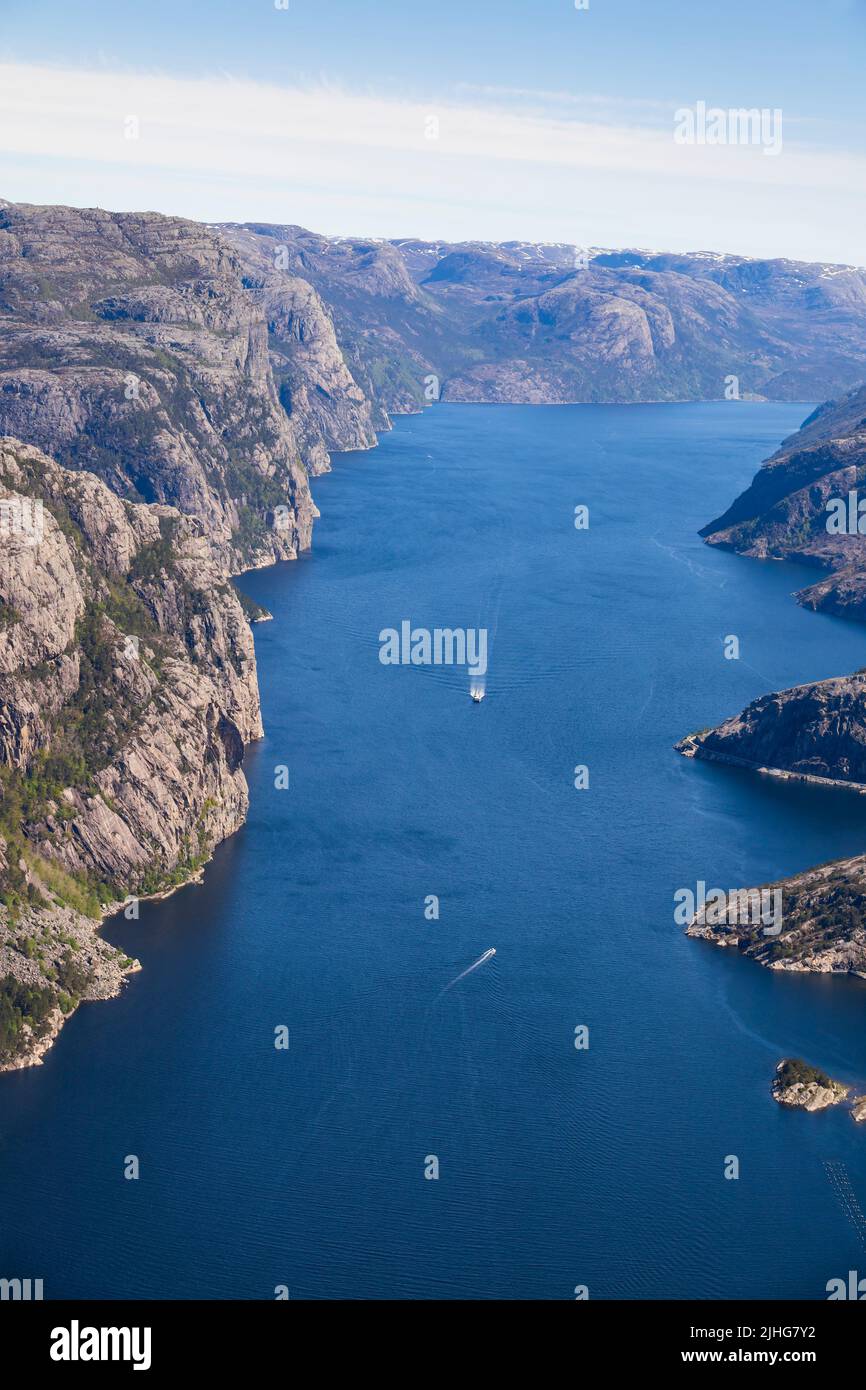 Guardando giù da un elicottero sulle navi da crociera turistiche fiordo a Lysefjord, Stavanger, Norvegia Foto Stock