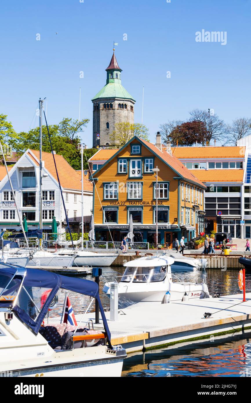 La torre di Watchmans, Valberget Utsikspunkt, dietro i vecchi magazzini sulla banchina. Porto di Stavanger, Norvegia Foto Stock