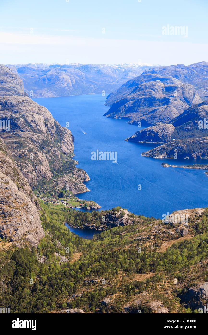 Guardando giù da un elicottero sulle navi da crociera turistiche fiordo a Lysefjord, Stavanger, Norvegia. Il borgo di hollesli havn si aggrappa alla riva Foto Stock