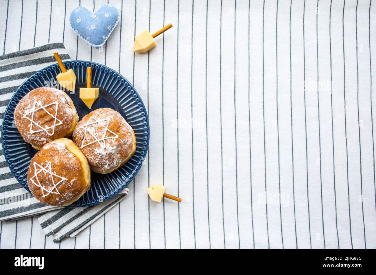 Felice Hanukkah. Una tradizionale delizia di ciambelle con David star e dreidel a base di formaggio e biscotto bastoncini. Spazio di copia. Foto Stock