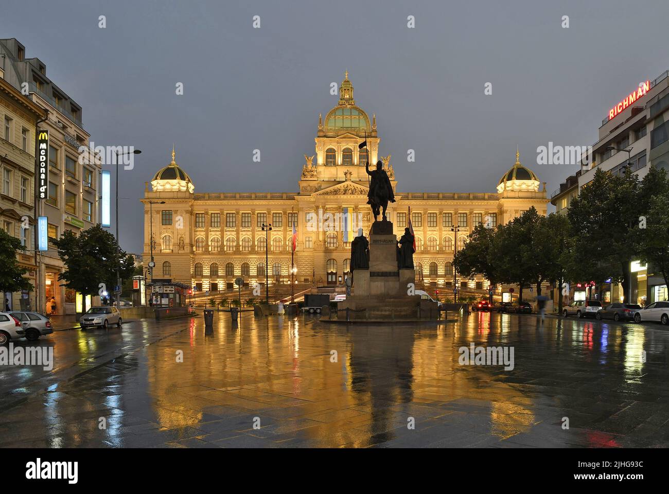 Il Museo Nazionale (Národní muzeum) edificio storico e piovoso Piazza Venceslao al tramonto, Repubblica Ceca di Praga. Foto Stock