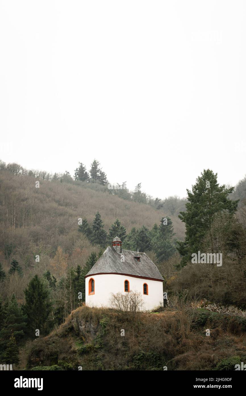 Una casa bianca in cima alla collina in una giornata nuvolosa Foto Stock