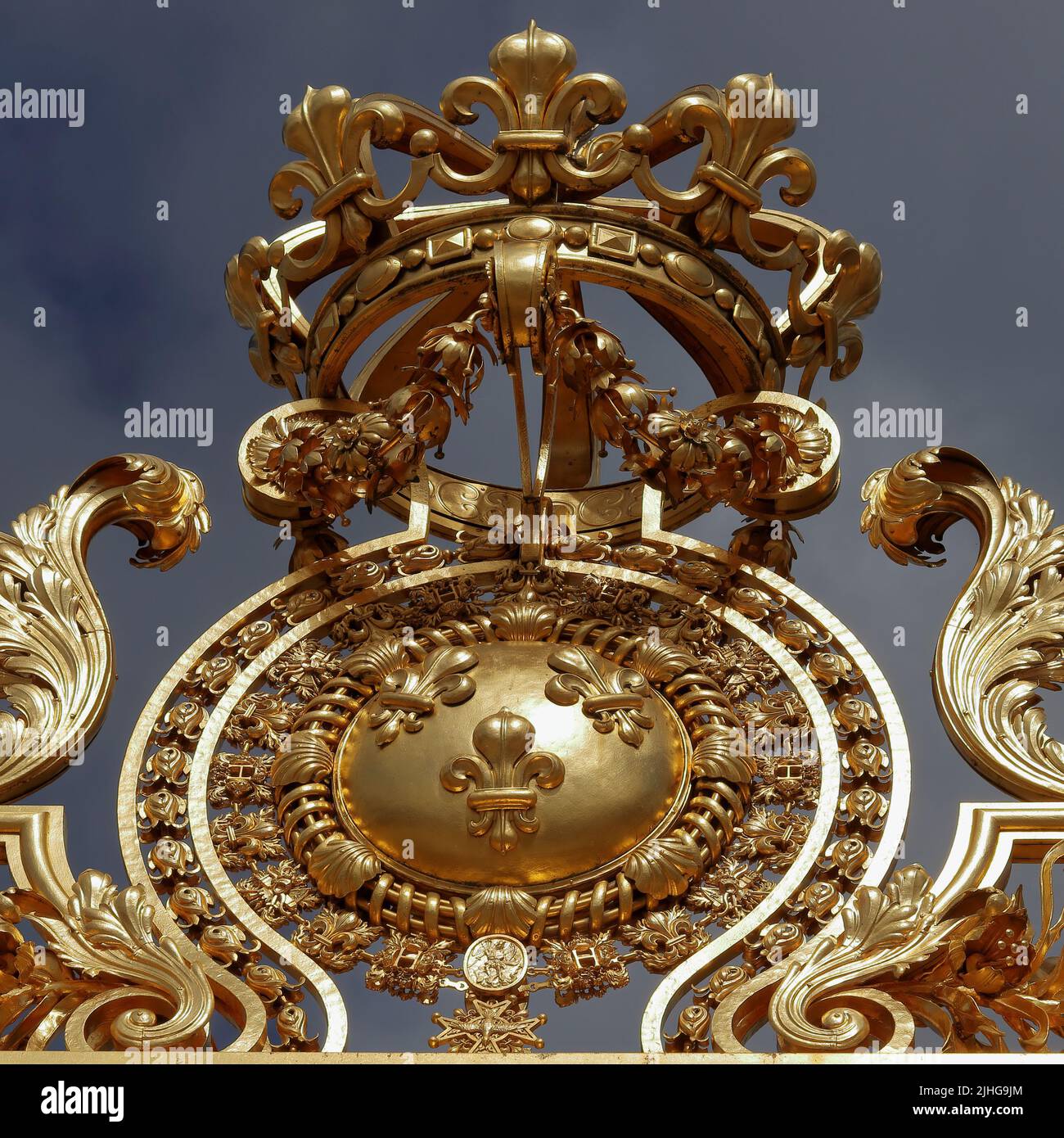 Elementi di decorazioni porte d'oro a Versailles a Parigi, Francia Foto Stock