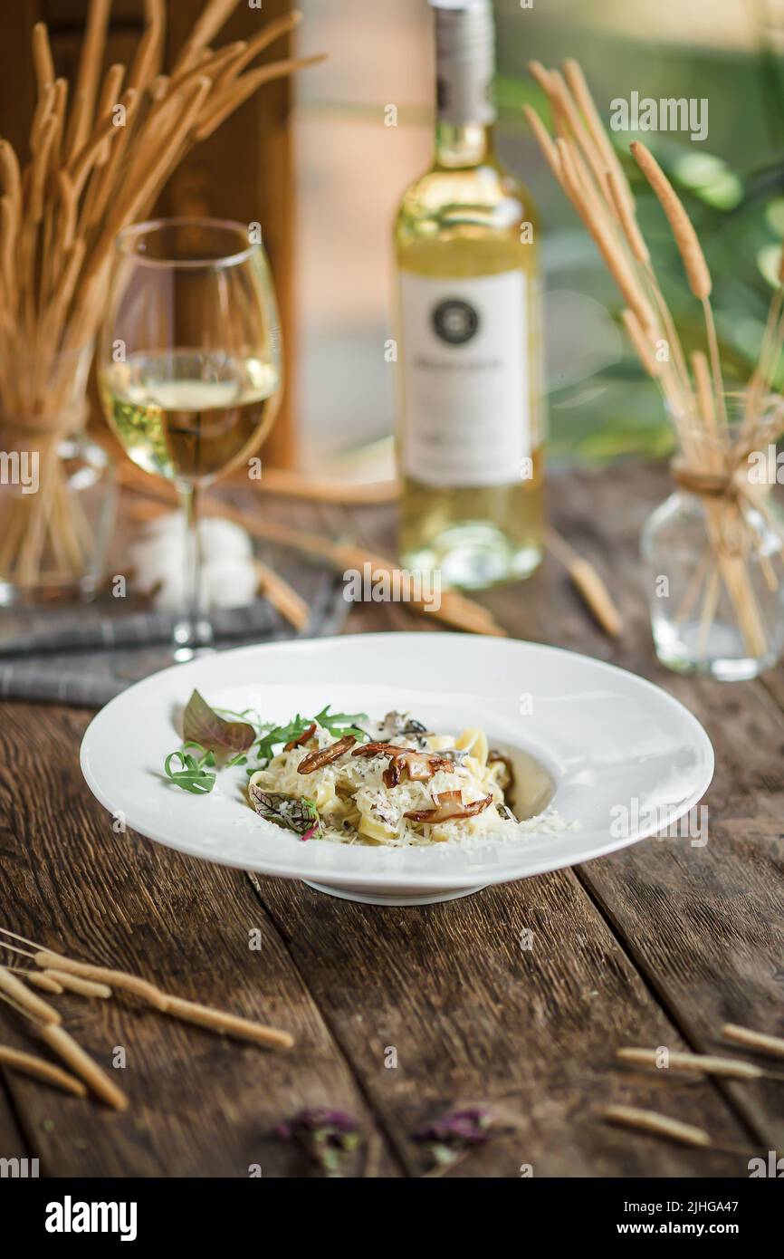 Porzione di tagliatelle ai funghi italiani Foto Stock
