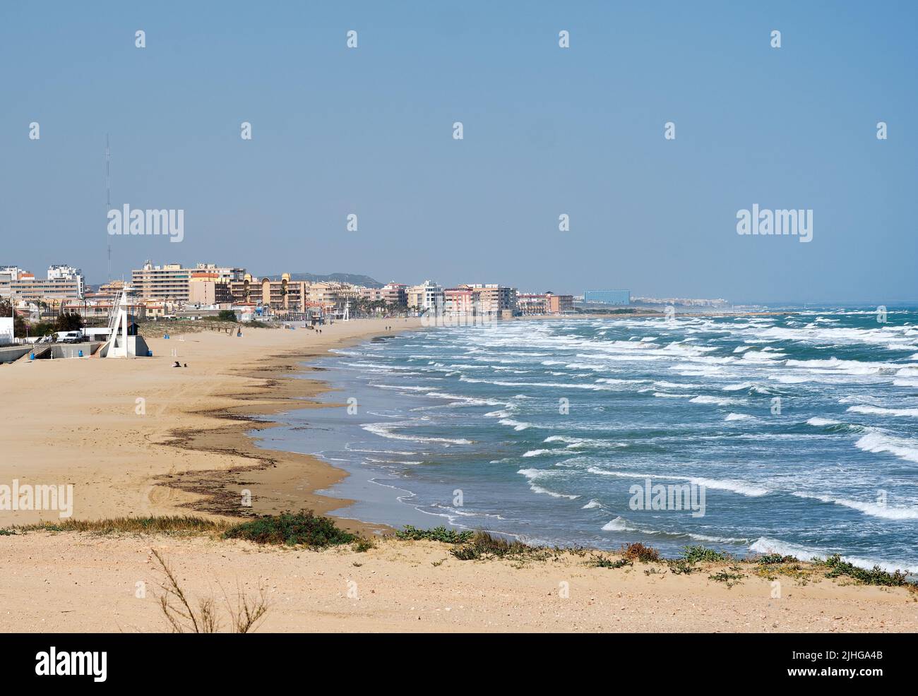 Una bella foto di una spiaggia vuota a la Mata, Torrevieja, Costa Blanca, Spagna Foto Stock