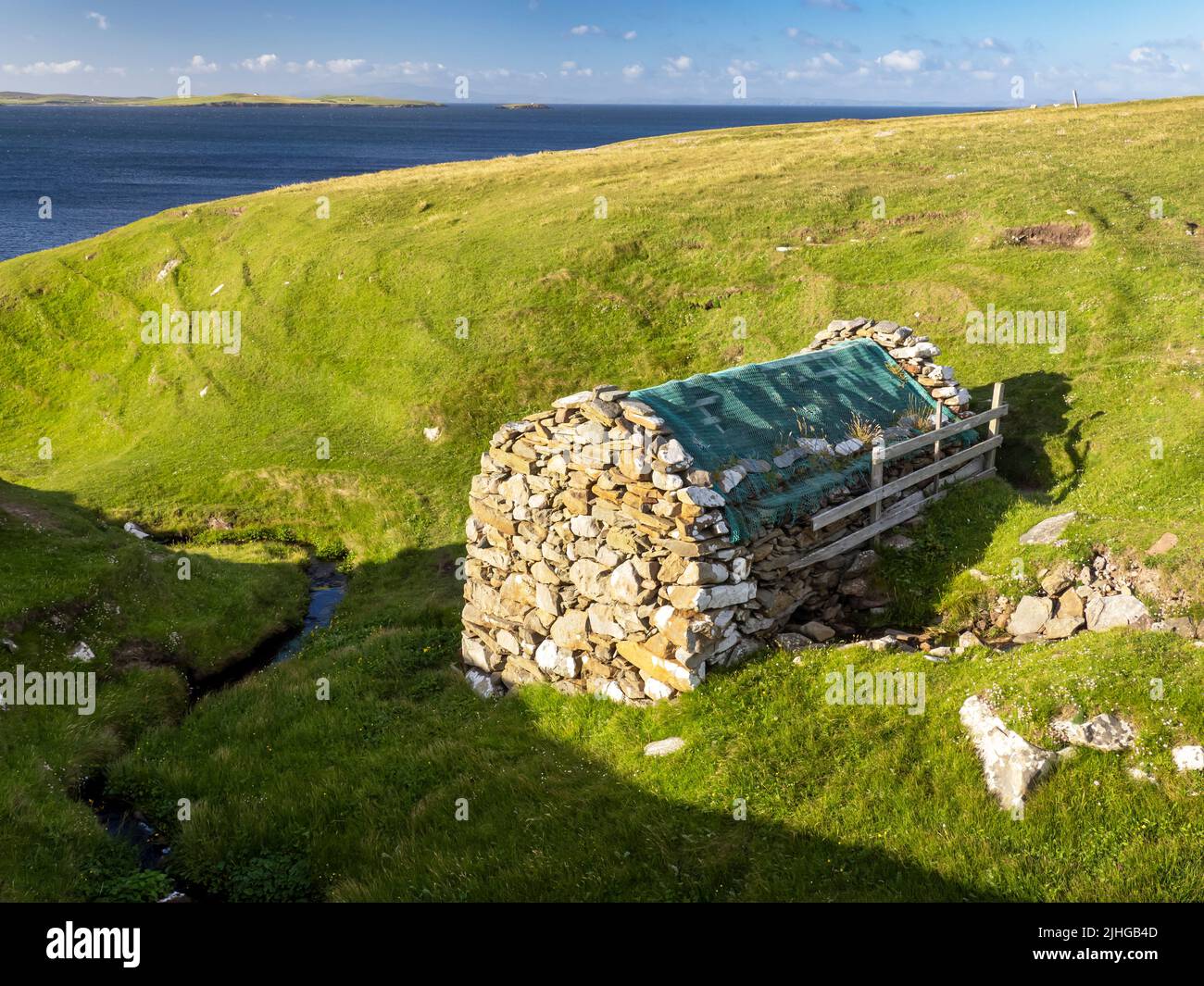 Mulini ad acqua orizzontali della metà del 19th secolo a Huxter sulle Shetland di Mainland, Scozia, Regno Unito. Foto Stock