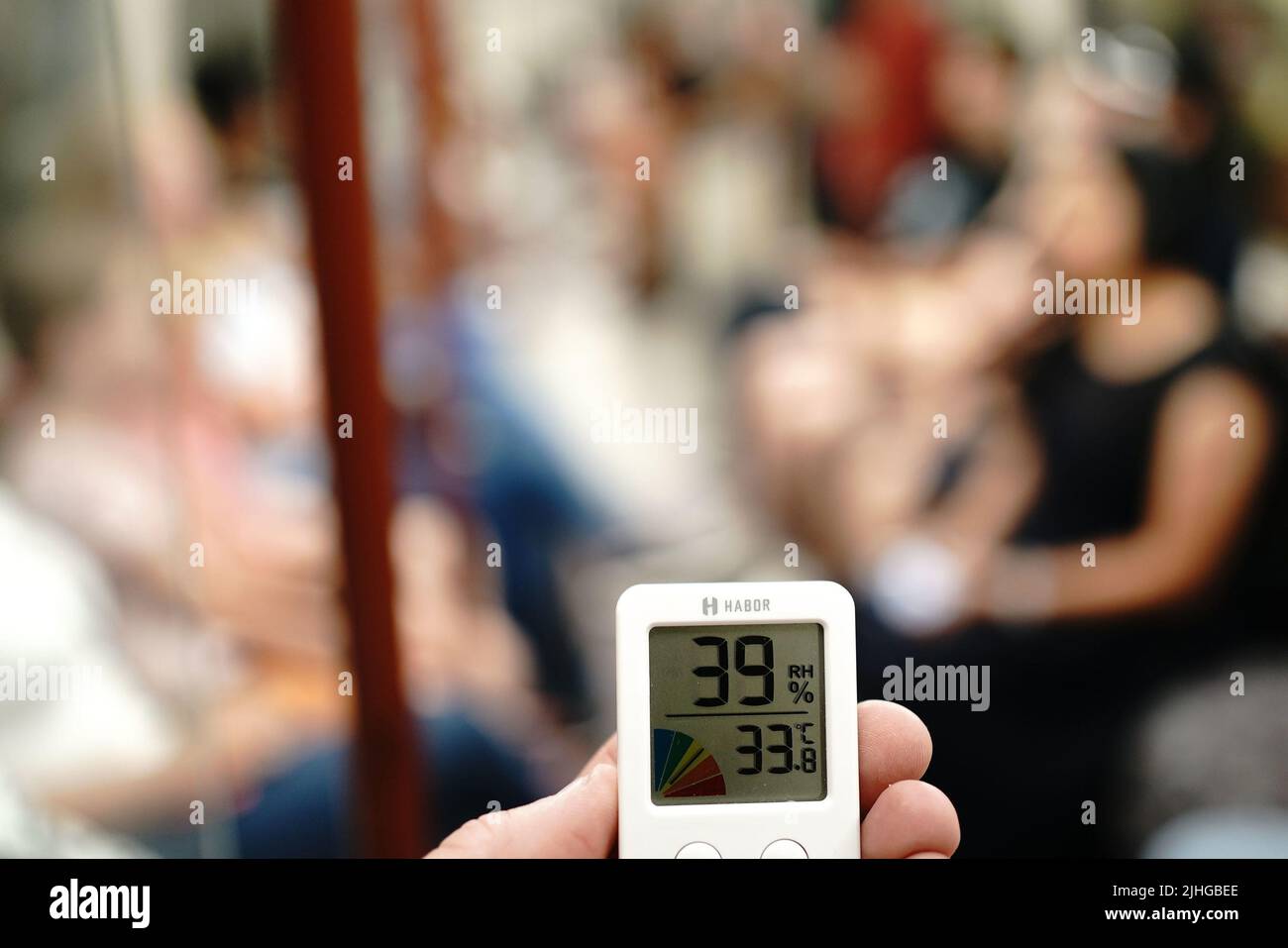 Un termometro digitale che visualizza una temperatura di 33,8 gradi celsius su un tubo sulla linea Bakerloo della metropolitana di Londra mentre il paese si crogiolano in un'onda termica. Data foto: Lunedì 18 luglio 2022. Foto Stock Un termometro digitale che visualizza una temperatura di 33,8 gradi celsius su un tubo sulla linea Bakerloo della metropolitana di Londra mentre il paese si crogiolano in un'onda termica. Data foto: Lunedì 18 luglio 2022. Foto Stock