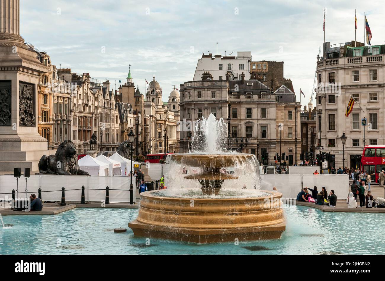 Londra, Inghilterra, Regno Unito - 26 settembre 2013: La fontana a Trafalgar Square nel centro di Londra. Foto Stock