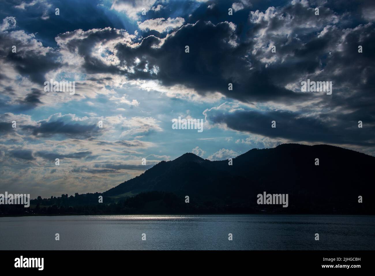 Scenografica delle alte vette delle alpi sotto un cielo blu nuvoloso Foto Stock
