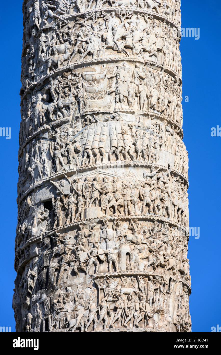 Dettaglio delle scene di battaglia e delle processioni trionfali sulla colonna della Vittoria Romana di Marco Aurelio, fine del 2nd secolo d.C. Raccontare la storia del Danu Foto Stock