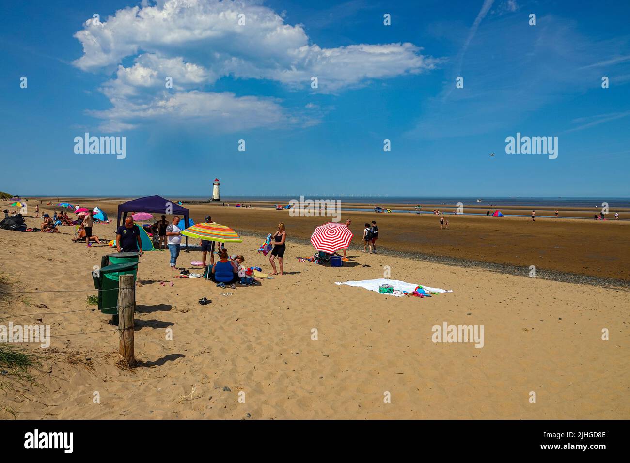 La giornata più calda mai nel Regno Unito a Talacre Beach, e il faro Point of Ayr, Flintshire, Galles del Nord Foto Stock