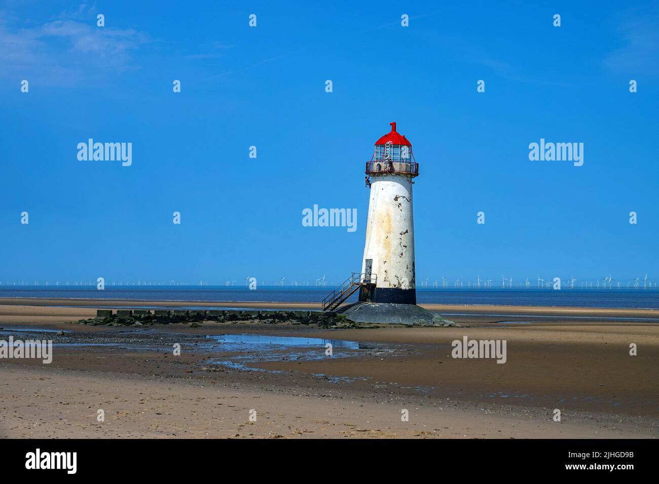 La giornata più calda mai nel Regno Unito a Talacre Beach, e il faro Point of Ayr, Flintshire, Galles del Nord Foto Stock