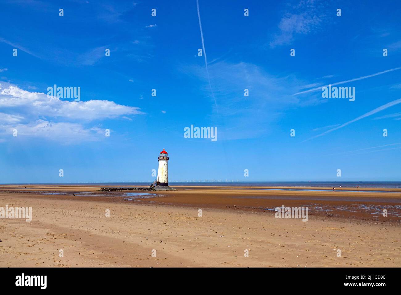 La giornata più calda mai nel Regno Unito a Talacre Beach, e il faro Point of Ayr, Flintshire, Galles del Nord Foto Stock