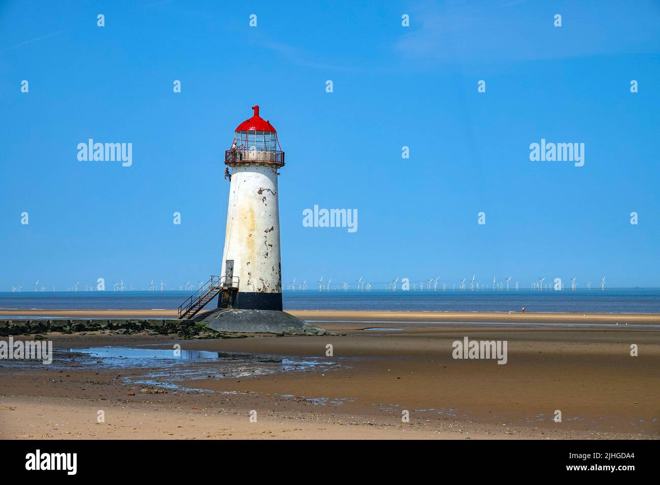 La giornata più calda mai nel Regno Unito a Talacre Beach, e il faro Point of Ayr, Flintshire, Galles del Nord Foto Stock