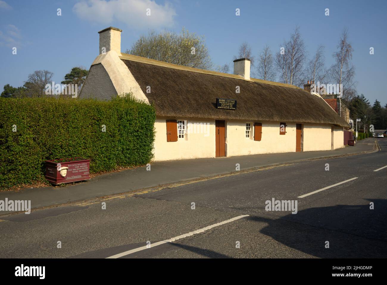 Cottage con tetto in paglia ad Ayr, il luogo di nascita del poeta scozzese Robbie Burns Foto Stock