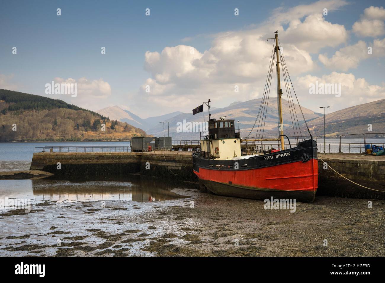 Vital Spark Clyde Puffer barca nel porto di Inverary a bassa marea Foto Stock